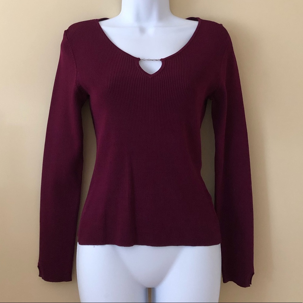 Woman vneck rayon sweater